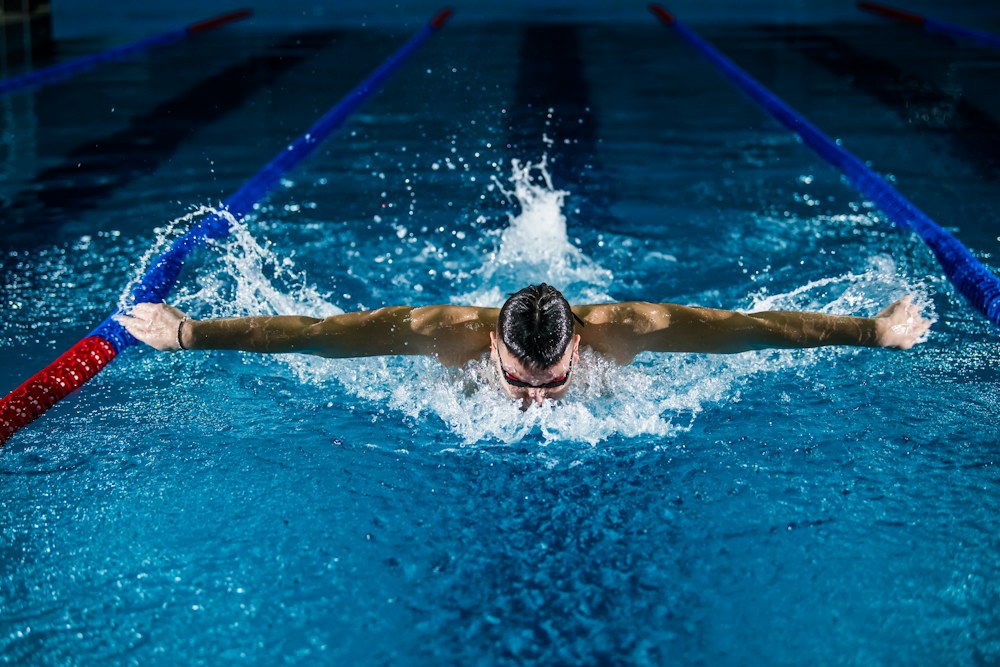 Treino de natação em piscina