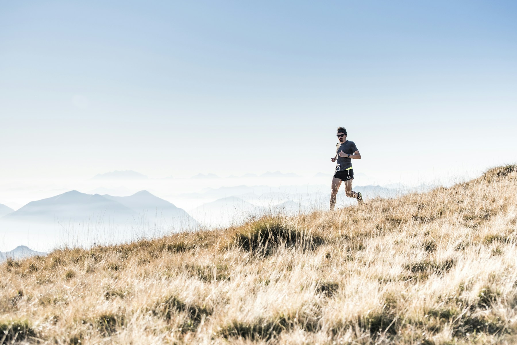 Atleta correndo em uma trilha nas montanhas